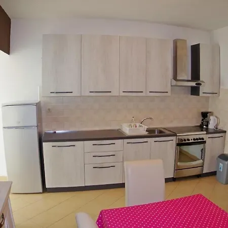 Apartment In Mit Garten, Gemeinsamem Pool Und Terrasse Rakalj