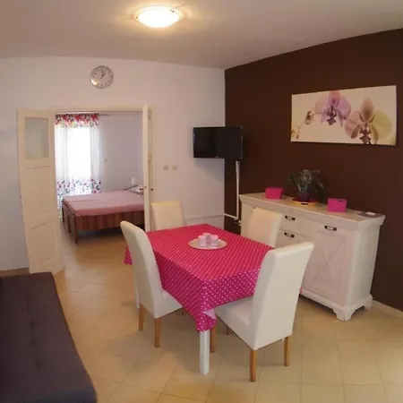 Διαμέρισμα In Mit Garten, Gemeinsamem Pool Und Terrasse *
