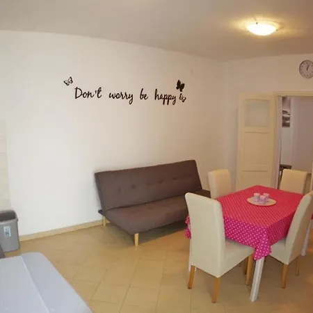 Apartment In Mit Garten, Gemeinsamem Pool Und Terrasse Rakalj