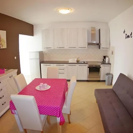 In Mit Garten, Gemeinsamem Pool Und Terrasse Apartment Rakalj