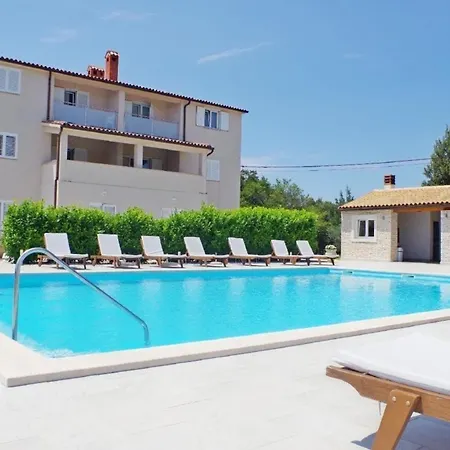 In Mit Garten, Gemeinsamem Pool Und Terrasse * Rakalj