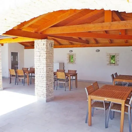 In Mit Garten, Gemeinsamem Pool Und Terrasse