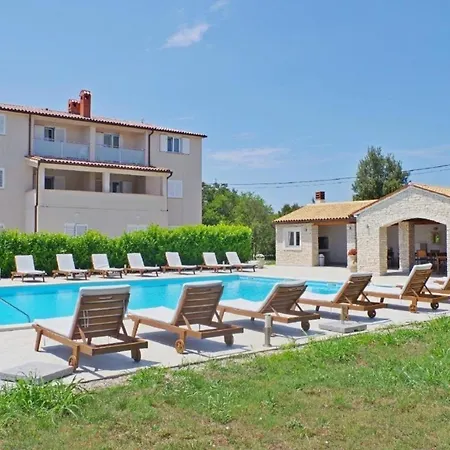 In Mit Garten, Gemeinsamem Pool Und Terrasse