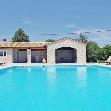 In Mit Garten, Gemeinsamem Pool Und Terrasse Διαμέρισμα