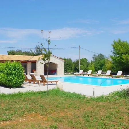 In Mit Garten, Gemeinsamem Pool Und Terrasse Apartment *